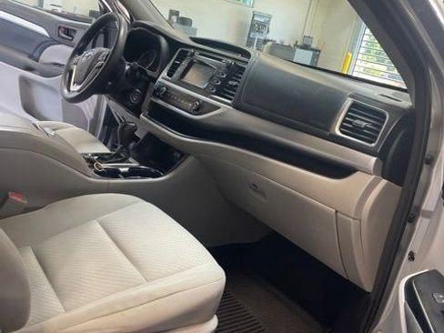 Used 2017 Toyota Highlander LE FWD image 22