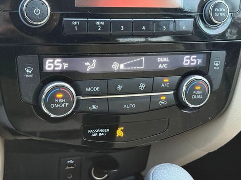 Used 2016 Nissan Rogue SV image 18