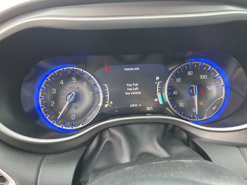 Used 2024 Chrysler Pacifica Touring-L image 11