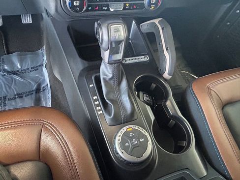 Used 2024 Ford Bronco Outer Banks image 14