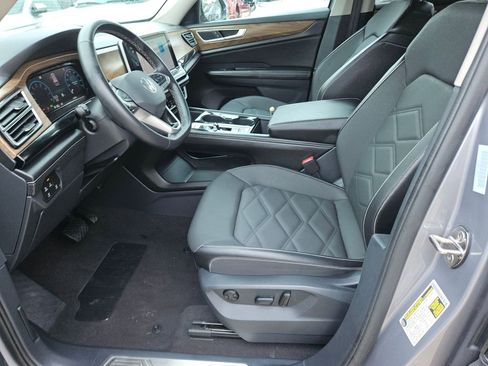 Used 2024 Volkswagen Atlas SE FWD image 11