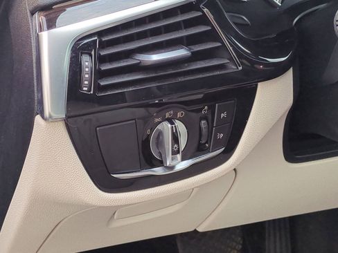 Used 2019 BMW 530e w/ Convenience Package image 17