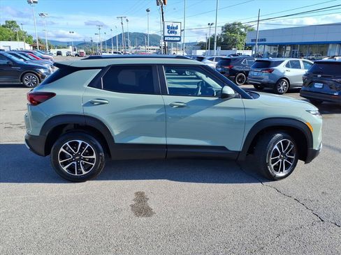 Used 2025 Chevrolet TrailBlazer LT AWD/4WD image 3
