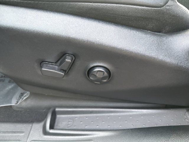 Used 2025 Chrysler Pacifica Limited FWD image 12