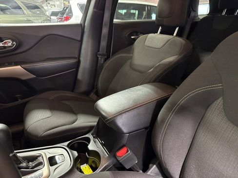 Used 2017 Jeep Cherokee Latitude w/ Comfort/Convenience Group image 21