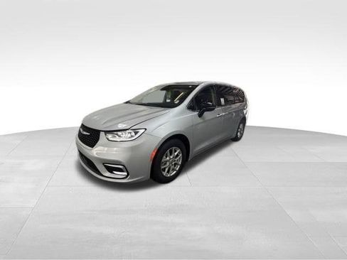 Certified 2024 Chrysler Pacifica Touring-L FWD image 3