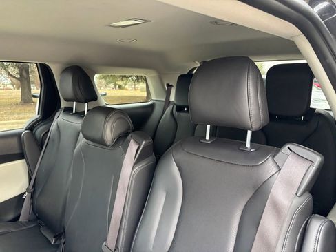 Used 2024 Kia Carnival LX image 27