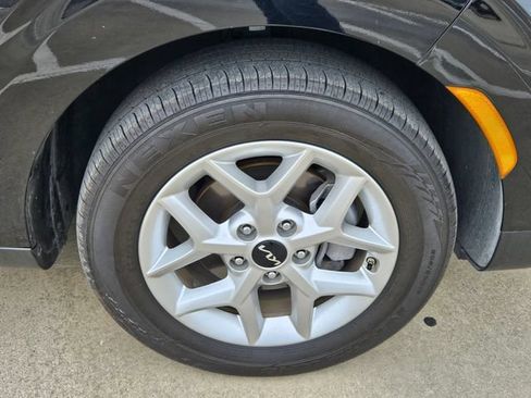 Used 2025 Kia Soul LX w/ LX Technology Package FWD image 3