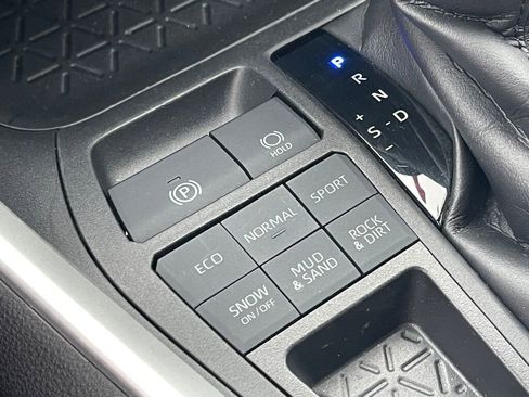 Used 2021 Toyota RAV4 XLE w/ Convenience Package AWD/4WD image 17