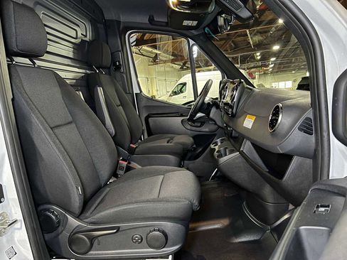 Used 2025 Mercedes-Benz Sprinter 2500 image 12