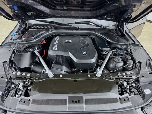 Used 2025 BMW 530i xDrive w/ Premium Package image 32