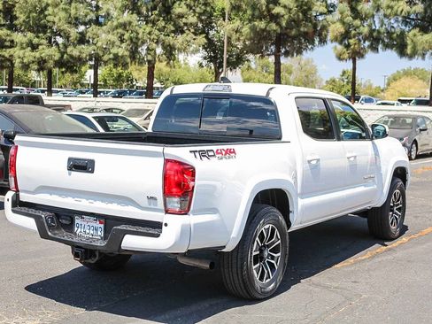 Certified 2022 Toyota Tacoma TRD Sport w/ TRD Premium Sport Package AWD/4WD image 9