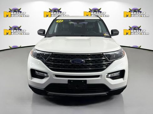 Used 2023 Ford Explorer XLT AWD/4WD image 2