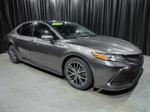 Used 2022 Toyota Camry XLE image 3