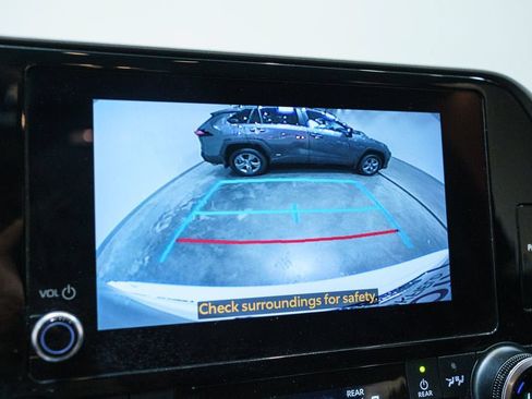 Used 2023 Toyota Highlander LE FWD image 21