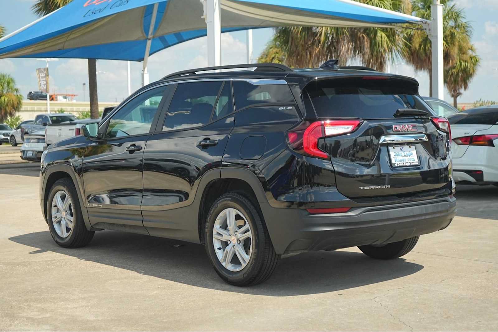 Used 2024 GMC Terrain SLE w/ Driver Convenience Package FWD image 4