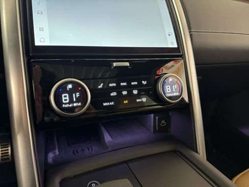 Used 2024 Land Rover Discovery Dynamic SE image 28