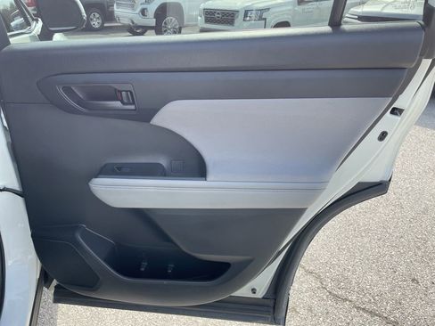 Used 2021 Toyota Highlander LE FWD image 38