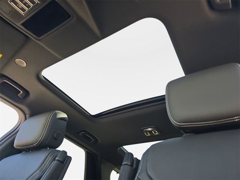 New 2025 Land Rover Discovery S image 32