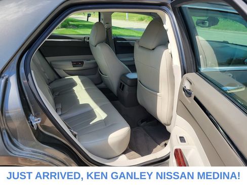 Used 2009 Chrysler 300 C RWD image 19
