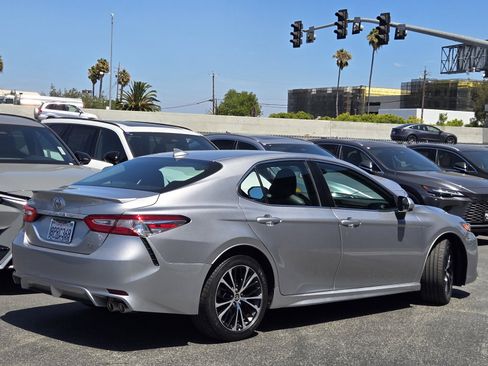 Used 2020 Toyota Camry SE FWD image 4