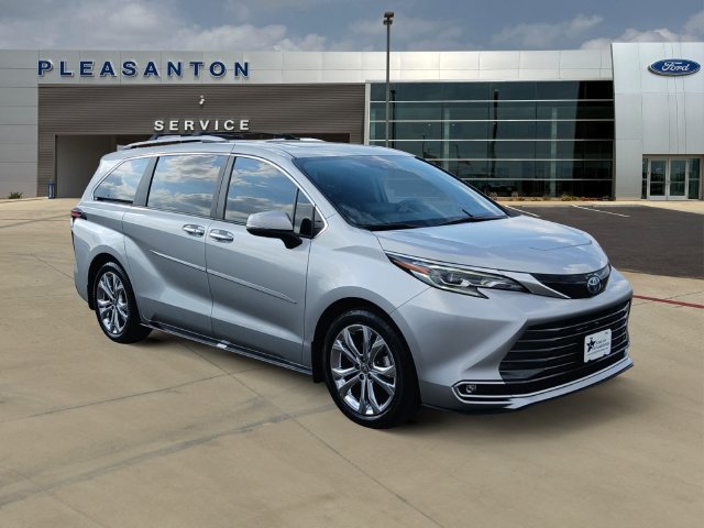 Used 2024 Toyota Sienna Platinum FWD image 7