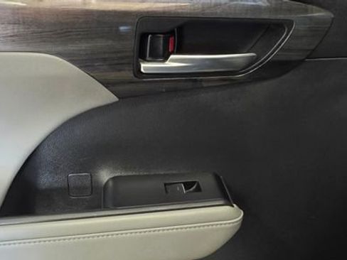 Used 2023 Toyota Highlander Limited image 26