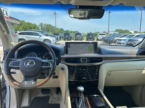 Used 2016 Lexus LX 570 4WD w/ Luxury Package image 10