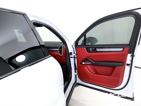 Used 2023 Porsche Cayenne Turbo S image 26