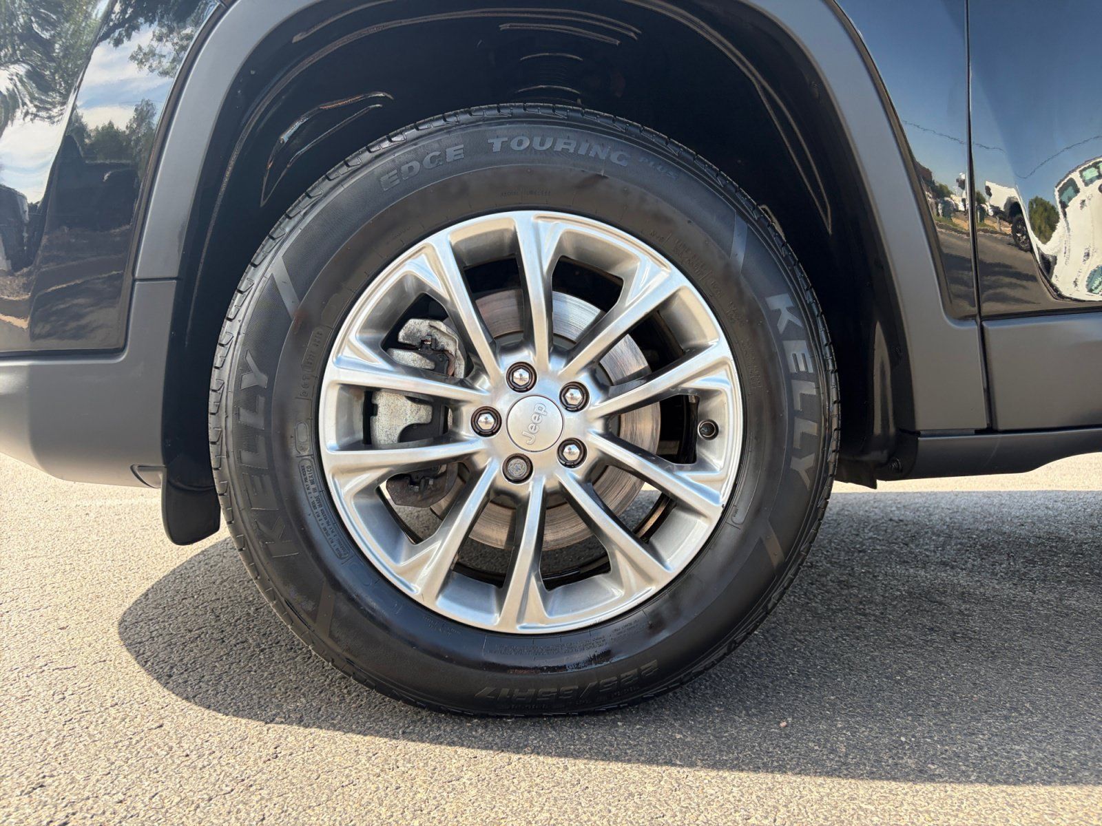 Used 2019 Jeep Cherokee Latitude Plus w/ Cold Weather Group AWD/4WD image 11