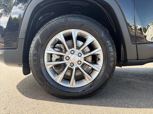 Used 2019 Jeep Cherokee Latitude Plus w/ Cold Weather Group AWD/4WD image 11