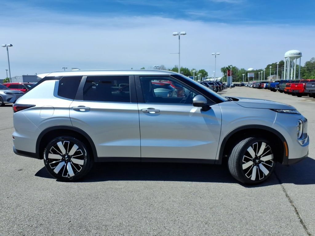 Used 2025 Mitsubishi Outlander SE AWD/4WD image 2