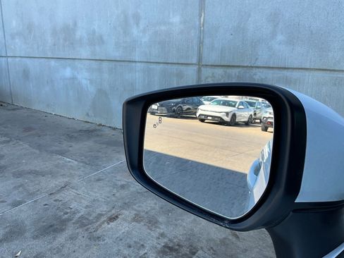 Used 2025 Nissan Versa SV image 18