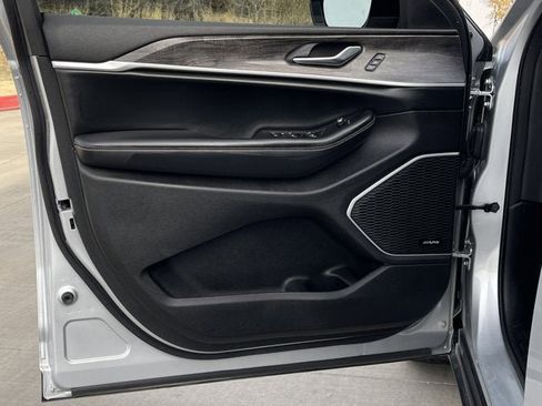 Used 2021 Jeep Grand Cherokee L Limited image 9