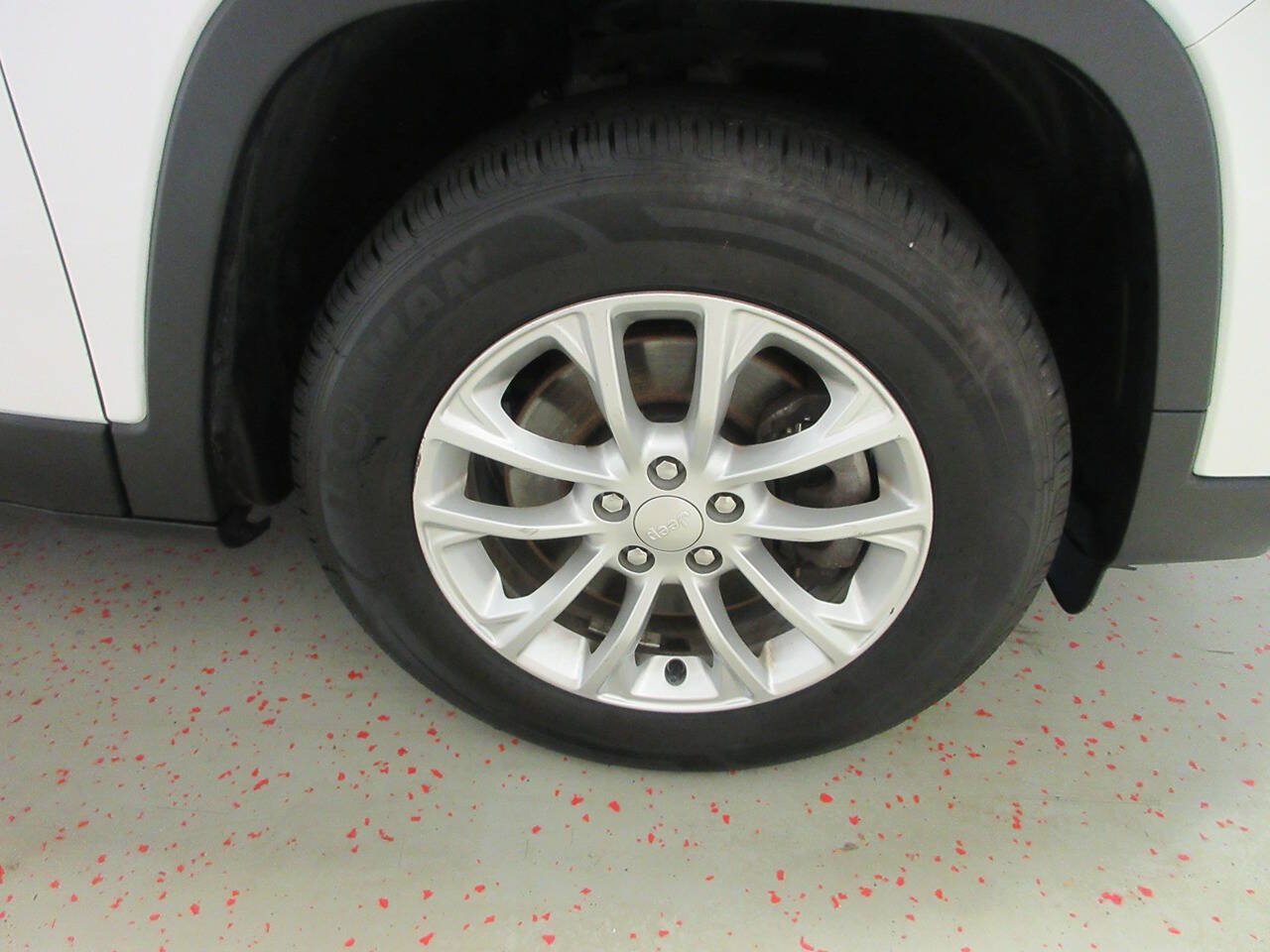 Used 2019 Jeep Cherokee Latitude w/ Cold Weather Group AWD/4WD image 16