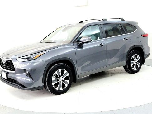 Certified 2023 Toyota Highlander XLE image 8
