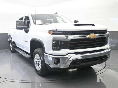 Used 2025 Chevrolet Silverado 2500 LT w/ Convenience Package AWD/4WD image 9