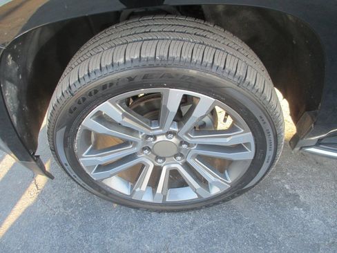 Used 2017 GMC Yukon SLT image 12