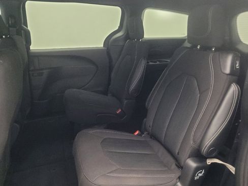 Used 2023 Chrysler Pacifica Touring FWD image 18
