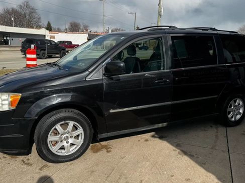Used 2010 Chrysler Town & Country Touring Plus image 9