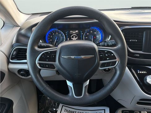 Used 2017 Chrysler Pacifica Touring FWD image 22