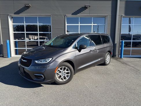 Used 2023 Chrysler Pacifica Touring-L image 1