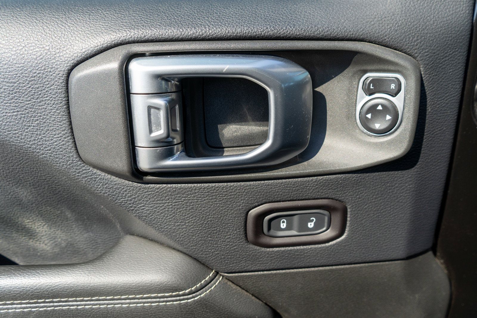 Used 2019 Jeep Wrangler Unlimited Sahara AWD/4WD image 15