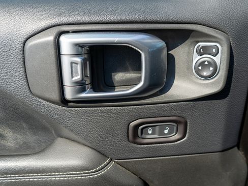 Used 2019 Jeep Wrangler Unlimited Sahara AWD/4WD image 15