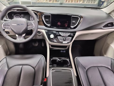 Used 2024 Chrysler Pacifica Limited image 25