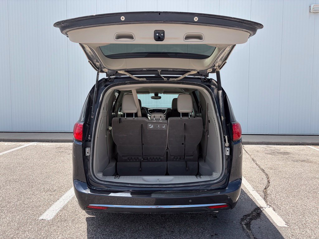 Used 2020 Chrysler Pacifica Touring-L Plus FWD image 17