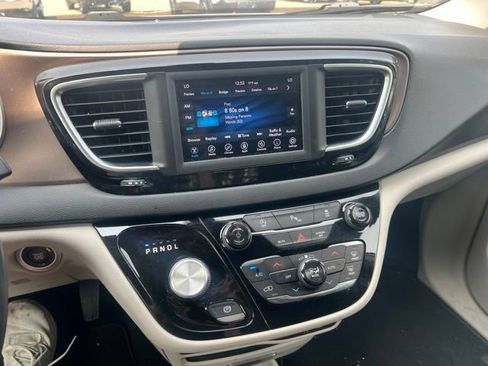 Used 2018 Chrysler Pacifica Touring-L FWD image 12