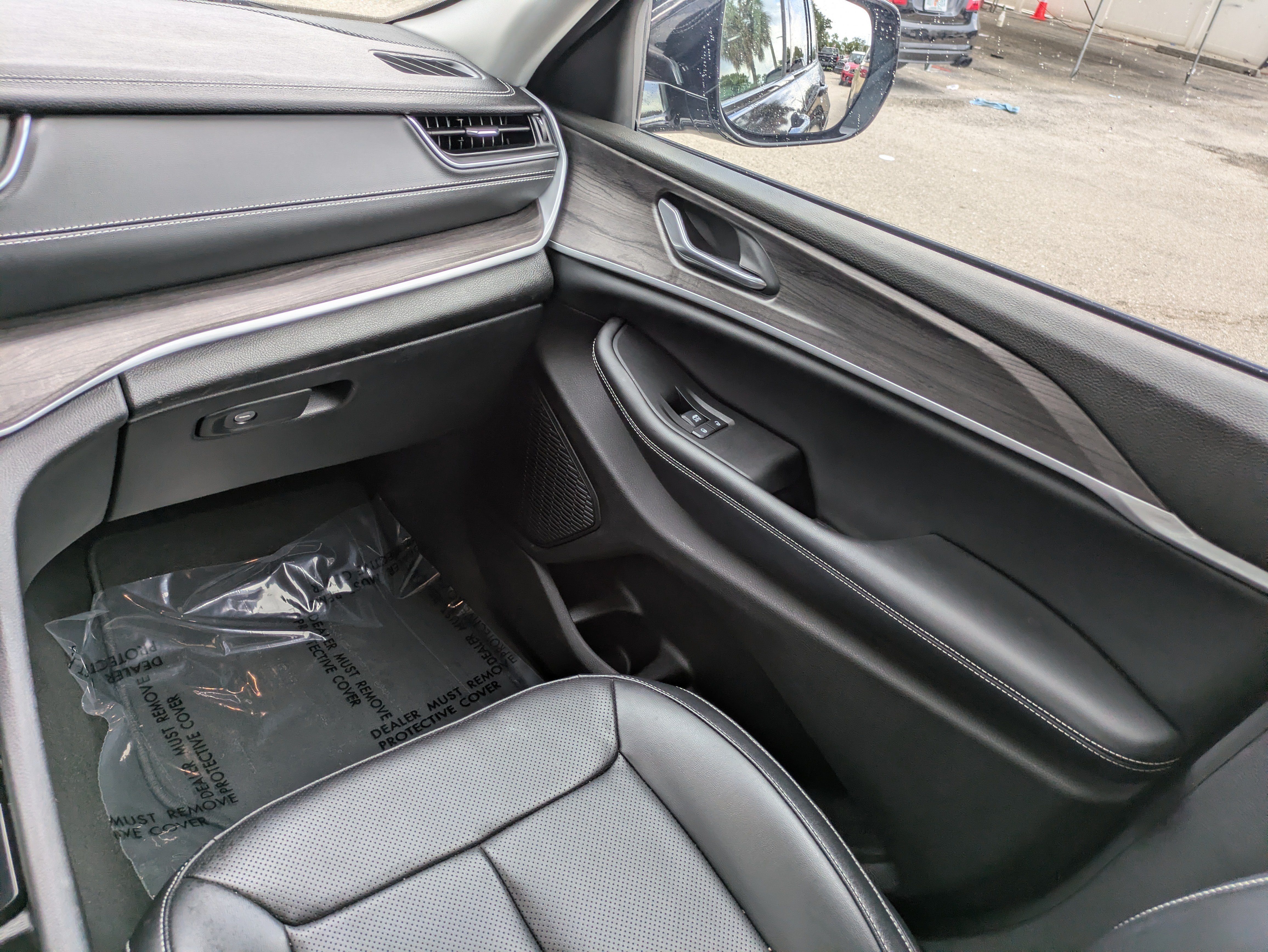 Used 2024 Jeep Grand Cherokee Limited w/ Luxury Tech Group II RWD image 16