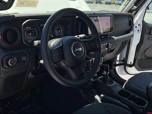 Used 2025 Jeep Wrangler Unlimited Rubicon AWD/4WD image 17