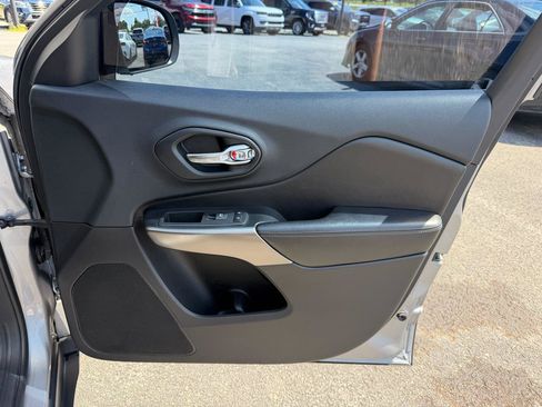 Used 2020 Jeep Cherokee Latitude FWD image 20